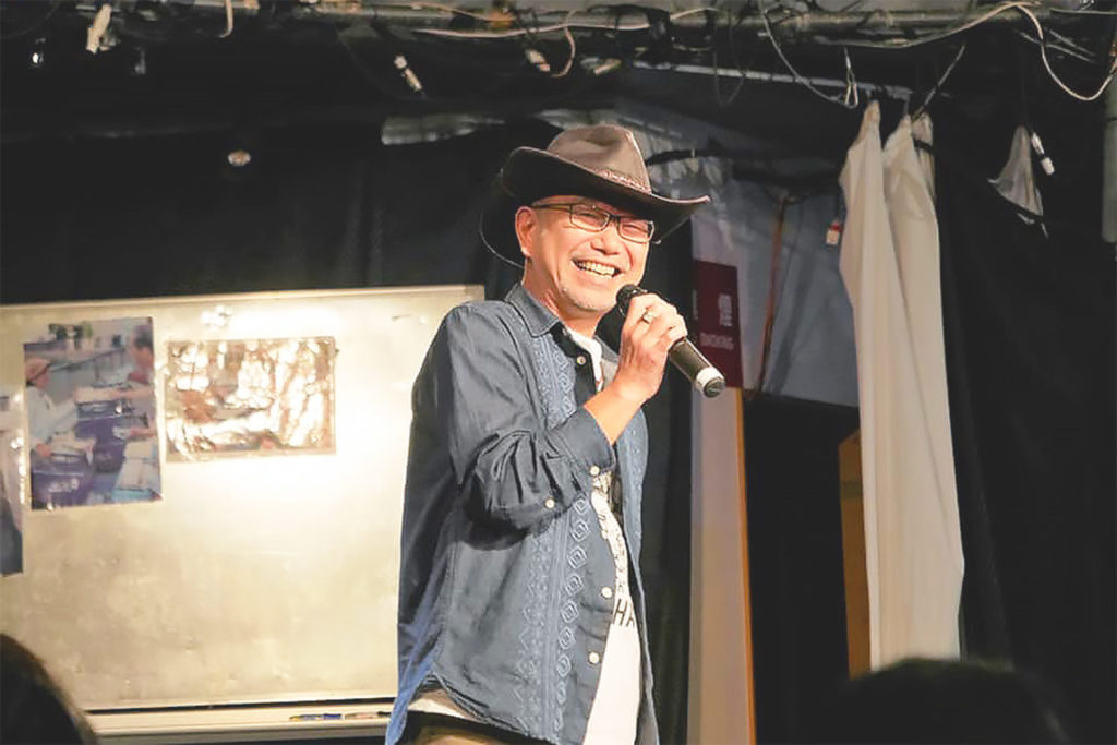 講演をするファシリテーター中村伸一